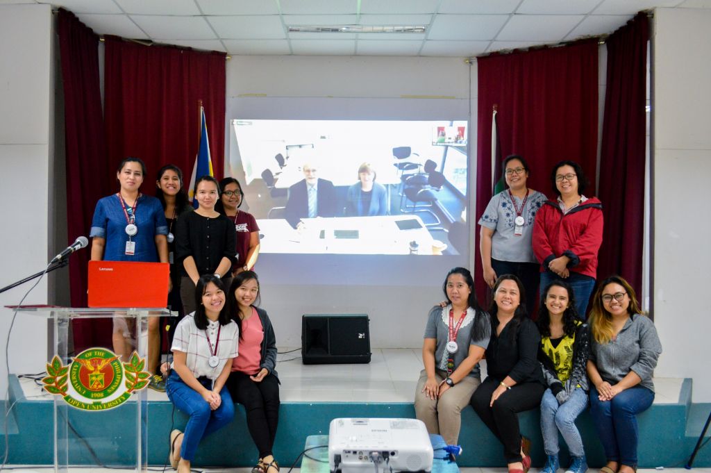 Workshop participants and facilitators pose for a photo session after presenting their learning through observations and points for improvement on sample course sites.